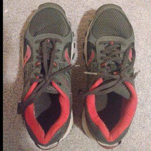 Womens Gray And Pink Saucony Tennis Shoes Womens Shoe Size 7.5
